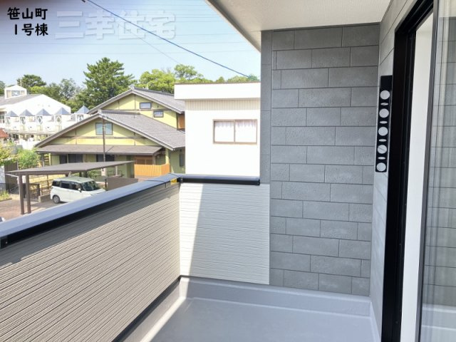 碧南市笹山町　2棟建てのバルコニー|主寝室専用のバルコニー。陽光・通風を確保した南向きの快適空間