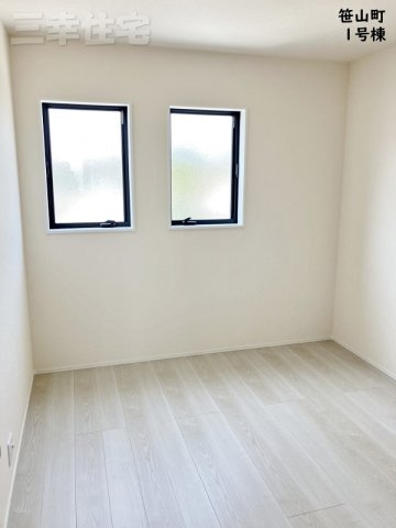 碧南市笹山町　2棟建ての洋室|洋室5.2帖。全居室南向き