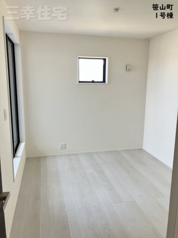 碧南市笹山町　2棟建ての洋室|洋室5.4帖。