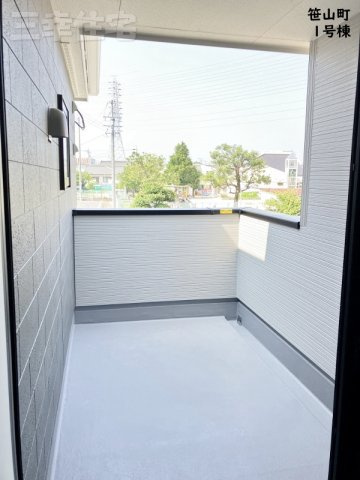 碧南市笹山町　2棟建てのバルコニー|屋根のあるバルコニーで夜はご家族で星を眺めるひと時を