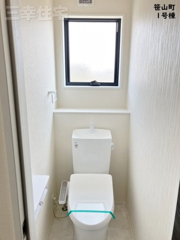 碧南市笹山町　2棟建てのトイレ|2階シャワートイレ。寝ていても近くにあるから安心ね