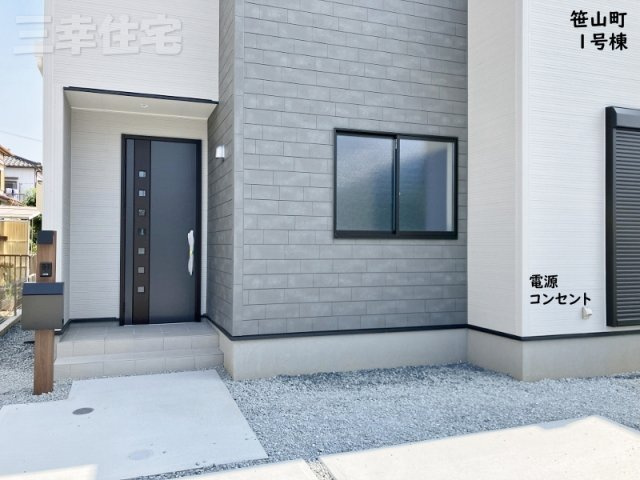 碧南市笹山町　2棟建ての玄関|玄関の鍵はスマートキー、１階リビングにはシャッターも付いていて防犯対策も安心ですね