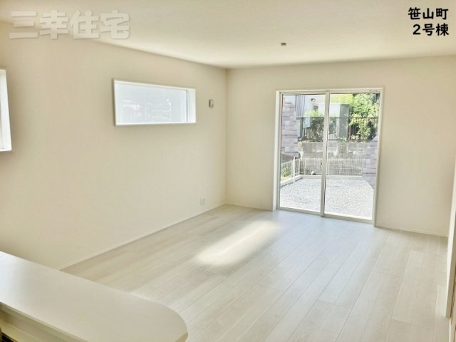 碧南市笹山町　２棟建ての居間・リビング|家具の配置に困らない、使い勝手のいいリビング