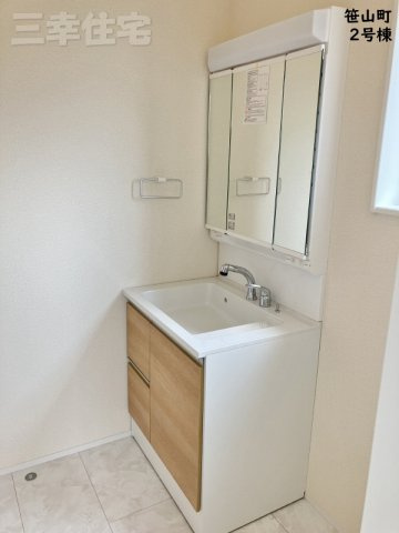 碧南市笹山町　２棟建ての洗面所|洗面化粧台は人造大理石ボウルを採用。十分な可動式収納棚も付いた見た目も美しく機能性に優れた使いやすい仕様です。曇り止めヒーターを内蔵しており、湯気による鏡面のくもりを抑えます♪