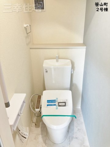 碧南市笹山町　２棟建てのトイレ|トイレは、1階2階共に洗浄便座を標準装備しています。水量は従来品より約60%カットされていますが、少ない水でもパワフルな洗浄力を実現しています。環境にやさしく、経済的です
