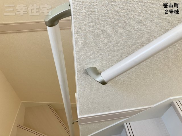 碧南市笹山町　２棟建ての設備|階段やトイレには手すりを設置し、転落の防止や体への負担を軽減します。健康や安全に配慮した安心の住宅を提供しています♪