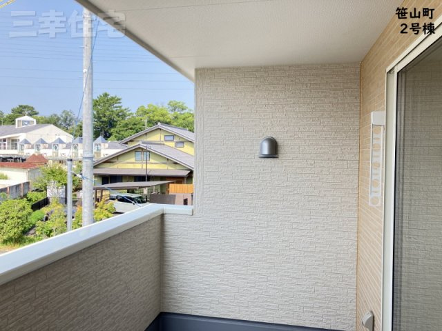 碧南市笹山町　２棟建てのバルコニー|主寝室専用の屋根のあるバルコニーは、陽光・通風を確保した南向きの快適空間です