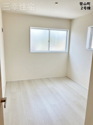 碧南市笹山町　２棟建ての洋室|洋室5.4帖。２階にはお部屋が4部屋あります