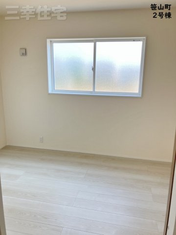 碧南市笹山町　２棟建ての洋室|洋室5.4帖