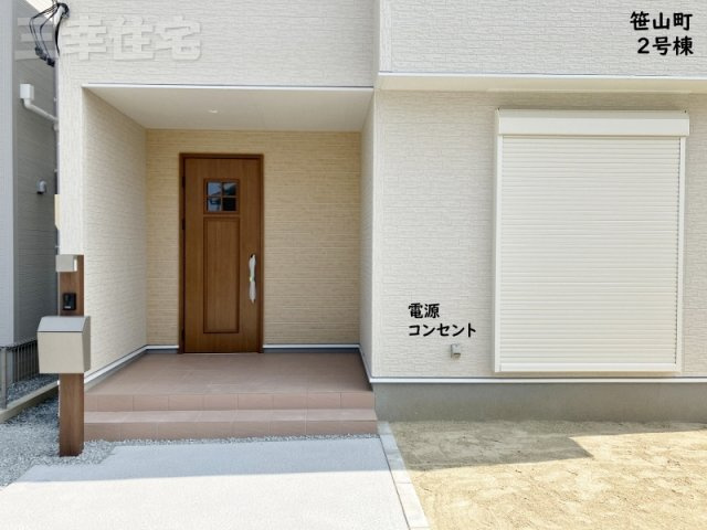 碧南市笹山町　２棟建ての玄関|玄関の鍵はスマートキー、１階リビングにはシャッターも付いていて防犯対策も安心ですね