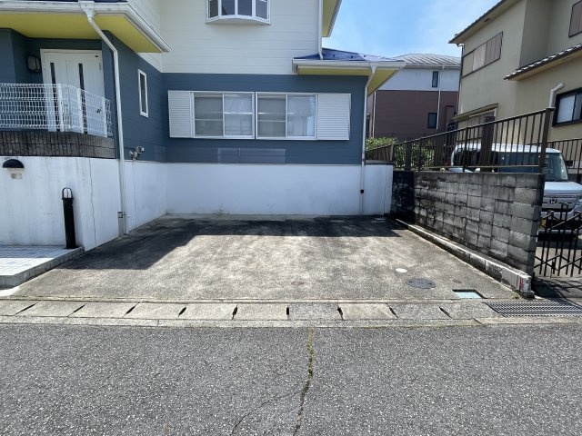 丹波篠山市住吉台の中古一戸建の駐車場