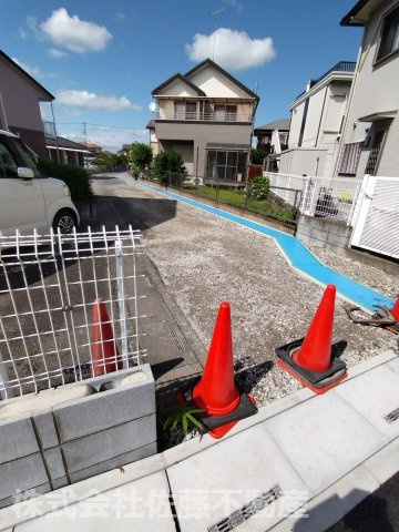 【分譲地】北鴻巣駅14分・46坪の整形角地のその他|2026年6月21日 14:30頃撮影。分譲地内のフットパスから撮影した東側の市道です。