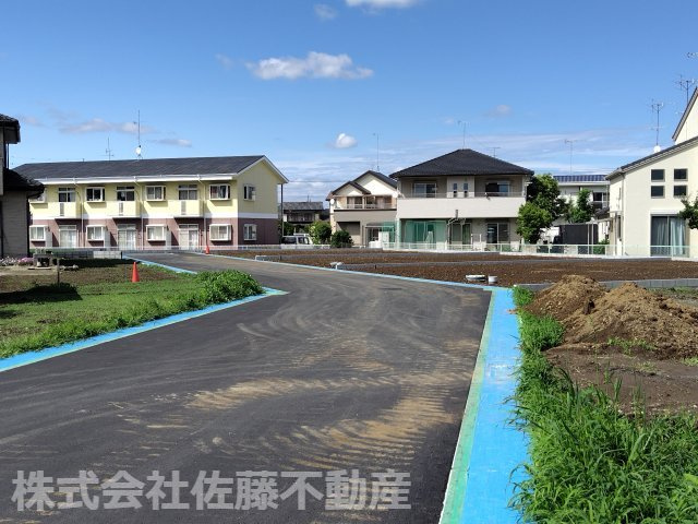 【分譲地】北鴻巣駅14分・46坪の整形角地のその他|2026年6月21日 14:30頃撮影。D区画（ゴミ置き場の西側の区画）付近から東方向に撮影した開発道路です。