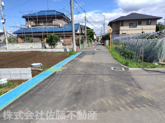 【分譲地】北鴻巣駅14分・46坪の整形角地の前面道路含む現地写真|2026年6月21日 14:30頃撮影。E区画の南西側接道の北西方向から南東方向へ撮影した鴻巣市道の様子。左手にE区画が見えます。