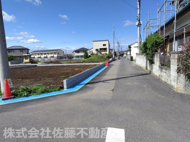 【分譲地】北鴻巣駅14分・46坪の整形角地の前面道路含む現地写真|2026年6月21日 14:30頃撮影。E区画の南西側接道と南東側接道の交差部分から北東方向へ撮影した鴻巣市道の様子。左手にE区画が見えます。