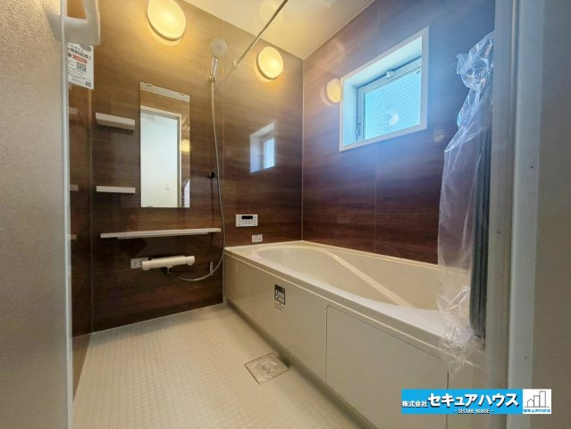 【同施工物件ご案内可能】知多市新知東町　全2棟の内観：施工例|【浴室イメージ】
◆アクセントパネルで落ち着きのある雰囲気を演出します。毎日の疲れを癒やすバスタイムをお楽しみ下さい！
◆窓付きで、カビの繁殖を抑える効果があります。