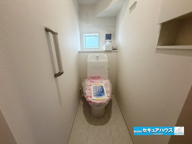 【同施工物件ご案内可能】知多市新知東町　全2棟の内観：施工例|【高機能トイレイメージ】
◆高機能トイレの多くは便器のフタの開閉が自動であり、使用後に手動で水を流す面倒もなく非常に便利です。スタイリッシュな見た目で、お掃除しやすく、節水効果が高いです。
