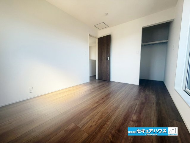 【同施工物件ご案内可能】知多市新知東町　全2棟の内観：施工例|【洋室イメージ】
◆広々とした居住空間は日々の暮らしを彩り、心のやすらぎと満足感を与えてくれます。通風と採光を考慮した設計は子供たちはのびのび育ち、家族でくつろぎと団らんを生み出します。