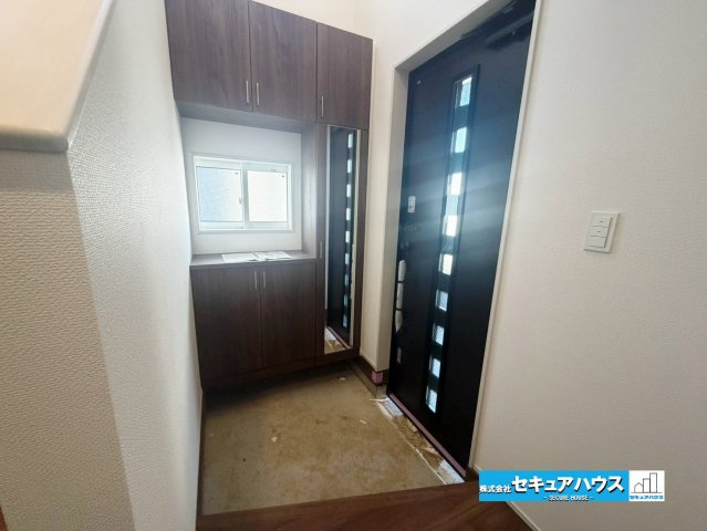 【本日ご案内可能】知多市新知東町　全2棟の玄関|【玄関】
◆お家に出会う人々を迎える玄関だからこそ、広々清潔感あふれる空間にしたいものです。採光・通風にも配慮された設計で毎日明るい空間をキープします♪