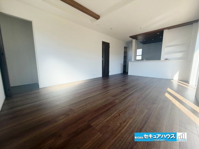 【本日ご案内可能】知多市新知東町　全2棟の居間・リビング|【LDK】
◆通学から帰宅し、リビングルームで会話を楽しむ子ども達。リビングから臨む景色は太陽色に染まり、解放感溢れゆったりとしたひと時を過ごすことが出来る素敵な空間です。