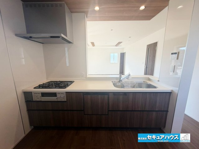 【本日ご案内可能】知多市新知東町　全2棟のキッチン|【キッチン】
◆同時にたくさんの料理が調理できる。「焼く・蒸す・煮る」の工程を同時進行で進めることができるので、料理を素早く作ることができます。育児でバタバタ忙しいママに嬉しい♪
