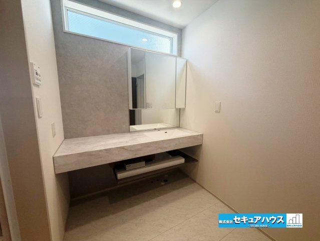 【本日ご案内可能】知多市新知東町　全2棟の独立洗面台|【洗面台】
◆鏡の裏にはたっぷりと収納スペースを標準装備！
◆電源を付属しているのでドライヤーなど利用できます。
