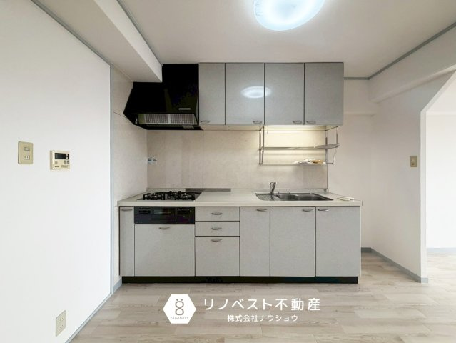 レック鴻池マンションのキッチン|大容量収納付きのシステムキッチン♪
３口コンロ+グリル付きでり、料理好きにもピッタリ◎