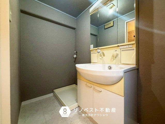レック鴻池マンションの洗面所|シックな内装がおしゃれな洗面脱衣所♪
洗濯パン付きで、入浴後の洗濯物ルーティンもバッチリ◎