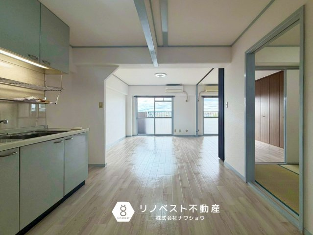レック鴻池マンションの居間・リビング|約12.5帖のLDK♪
バルコニーまで視界が抜ける開放的な空間です◎