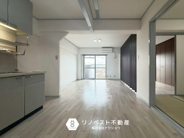 レック鴻池マンションの居間・リビング|リビングと洋室の仕切りカーテンを閉めることで、空間の使い分けも可◎
