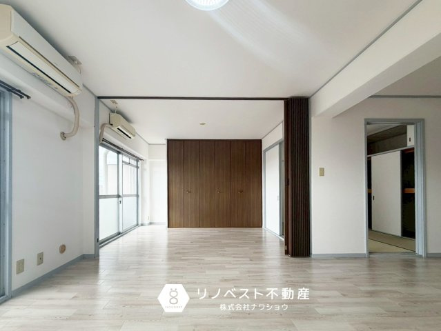 レック鴻池マンションの居間・リビング|リビングの延長として、隣接する洋室をお使いいただけます◎
開口部が広く、南向きバルコニーなので採光良好♪