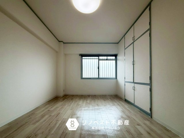 レック鴻池マンションの洋室|収納棚いらずの大容量の収納完備◎
白い内装なので、どんなインテリアでも馴染みそうですね♪