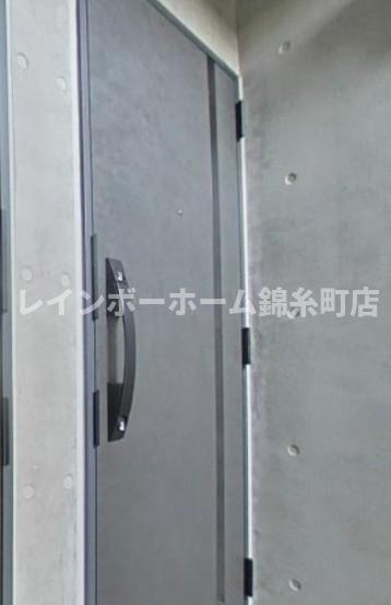 Briller8の玄関