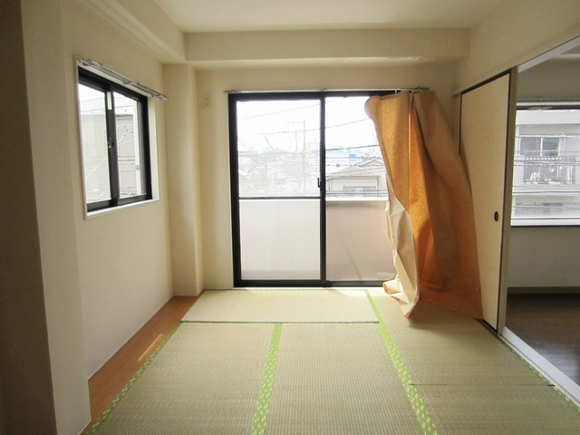 メゾン西ヶ原の和室|ワンフロア1住戸の2面採光のお部屋です。