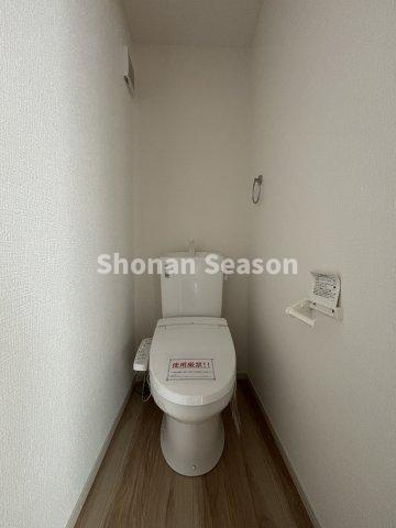 【トイレ】 | サッと拭けてカバー要らず！温かな便座で快適な「温水洗浄便座」を標準装備しております。