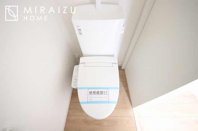 【トイレ】 | 空気の換気と窓からの光の明るさに配慮した清潔感のあるトイレ、ご自分の好きなアロマや芳香剤を置いて落ち着く空間を演出、一人になれる空間ですから、リラックスしたいですね。