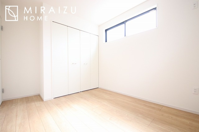 【寝室】 | 広さのある洋室は、ご夫婦様の寝室にぴったりですね。ご主人様の趣味のものや書斎などにも使用できるくらいの広さが嬉しいです。収納もばっちり完備してますのでお荷物が多いご家族様も安心してお暮しいただけます！