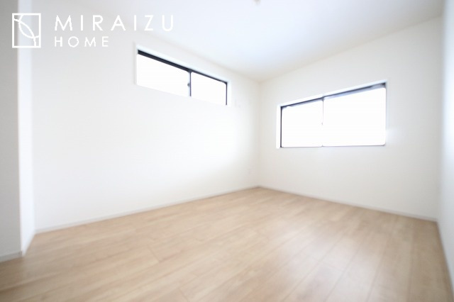 【子供部屋】 | お子様のお部屋にも主寝室にも使えますね。窓が二面についていますので採光もばっちり、空気の入れ替えもOK！自分のお部屋を持ちたいお子様の夢を叶えます！