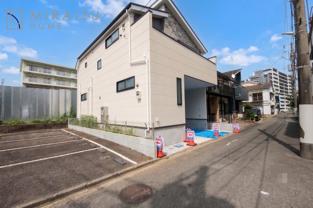 【外観】 | 青く澄み渡った綺麗な空と、陽の光をたっぷりと受ける、そんな新築住宅で新生活をスタートしてみませんか？見学・ご相談等、ミライズホーム(株)までお気軽にご連絡下さい。