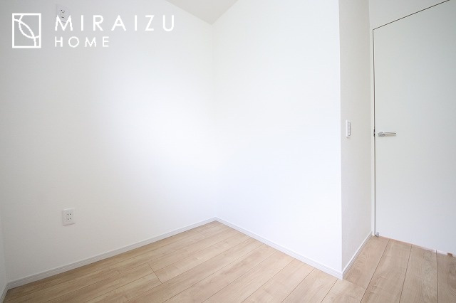 【洋室】 | 心も体も癒されるゆったりと落ち着いた洋室。窓が多いつくりになっています。窓が多いと明るい空間を保ち、室内へ気持ちの良い風も取り込んでくれます。