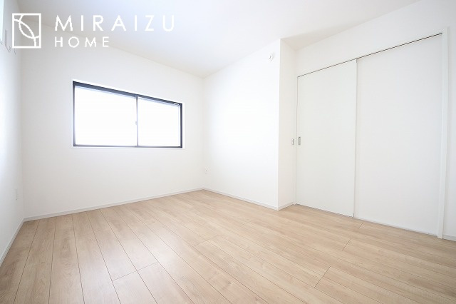 【寝室】 | 収納あり、自然な採光ありの洋室。家族みんなが気持ち良く目覚められる、過ごしやすい主寝室などにもお勧め。もちろん、ペットもご一緒に。
