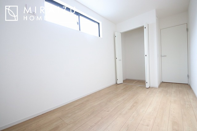 【子供部屋】 | 床のフローリングもオシャレな洋室が嬉しいです。独立性のある住宅ですので、各居室それぞれ、テイストの違うお部屋インテリア造りをしても面白いかもしれませんね！