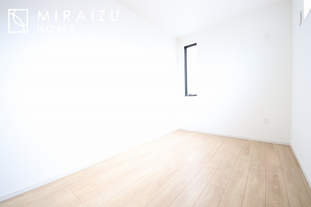 【洋室】 | 小鳥の鳴き声で目覚める朝、爽やかな風が入ります。太陽の陽射しでお洗濯物がカラッと乾き、気持ちの良い洋服とお布団で快適に過ごせます。