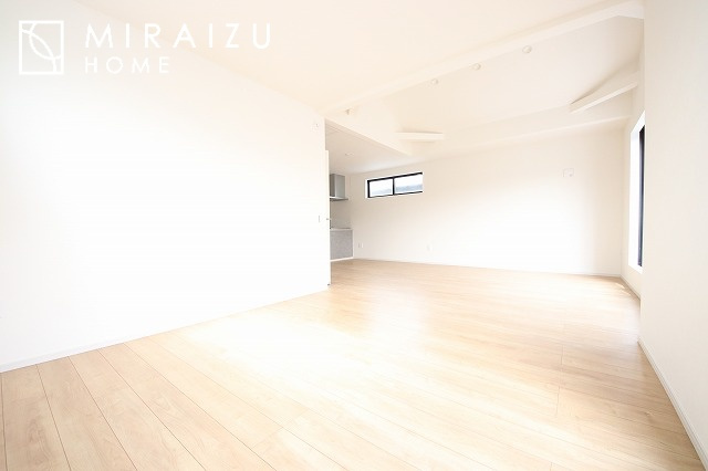 【居間・リビング】 | 大きな窓が特徴の南向きリビングでは、太陽光も沢山取り込むことが出来てお家の中にいても日光浴が可能ですね、開放的な空間です。インテリア選びも楽しそう、ご家族様で相談しながらインテリア配置も楽しみたいです