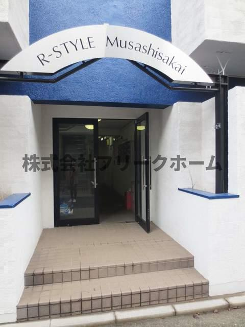 武蔵野市境１丁目の賃貸マンションのエントランス