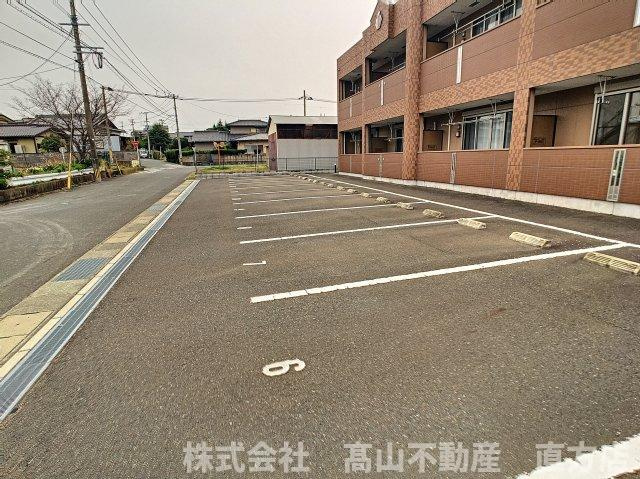 直方市大字感田のアパートの駐車場