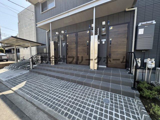 小金井市緑町５丁目のアパートのエントランス