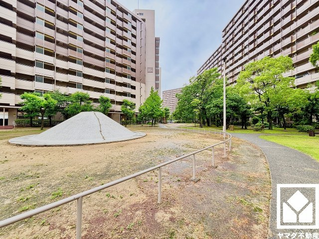 武庫川樹のまち第一第一三号棟のその他|約24000平米の広々とした敷地内には、ゆったりとした広場や砂場、すべり台・ブランコなども備えた公園が多数整備されています。天気の良い日や隙間時間に気軽に利用できる環境で子育て世帯の方にもお勧めです。