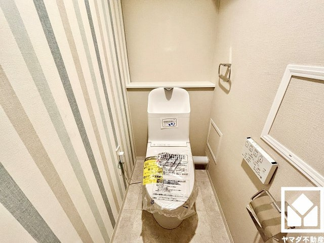武庫川樹のまち第一第一三号棟のトイレ|明るく清潔感溢れるトイレです。トイレが各階にあるので、朝の忙しい時間帯も混雑を避けられます。
