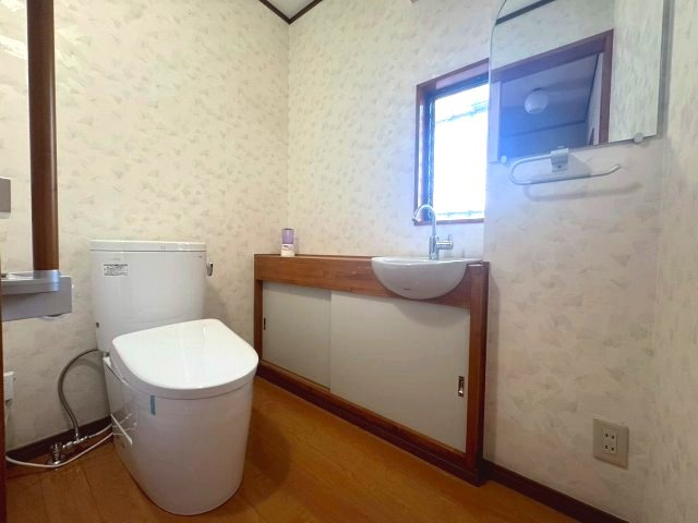 芳田戸建中古のトイレ
